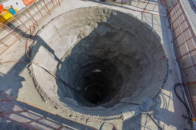제목 : [르포] 산속에 뚫린 120m ‘거대 깔때기’… 부산신항 배후단지 ‘욕망산’ 가보니